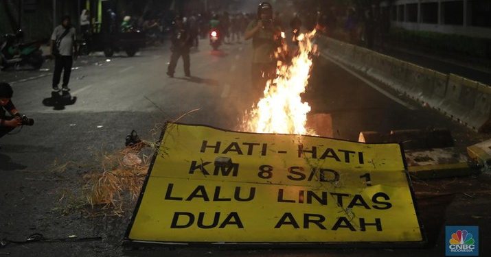 Situasi Mencekam di Depan Gedung DPR: Polisi Amankan Massa, Suasana Mencekam