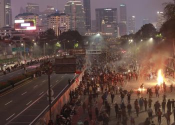 Kerusuhan Berdarah di DPR: Api dan Gas Air Mata Berkobar