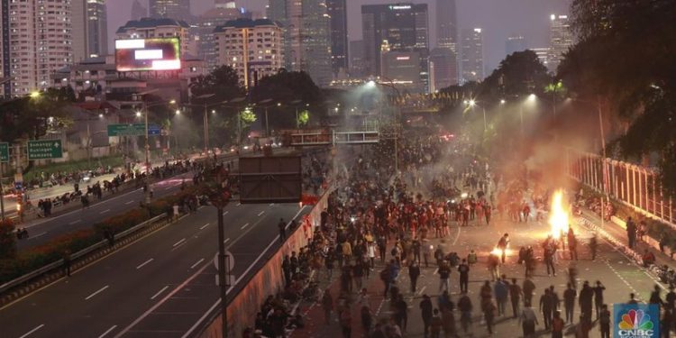 Kerusuhan Berdarah di DPR: Api dan Gas Air Mata Berkobar