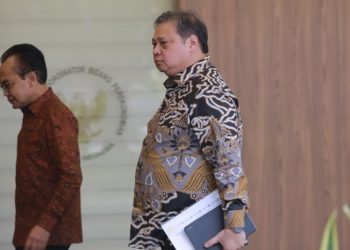 **Pertemuan Rahasia: Airlangga Bawa Berkas Penting ke Jokowi**