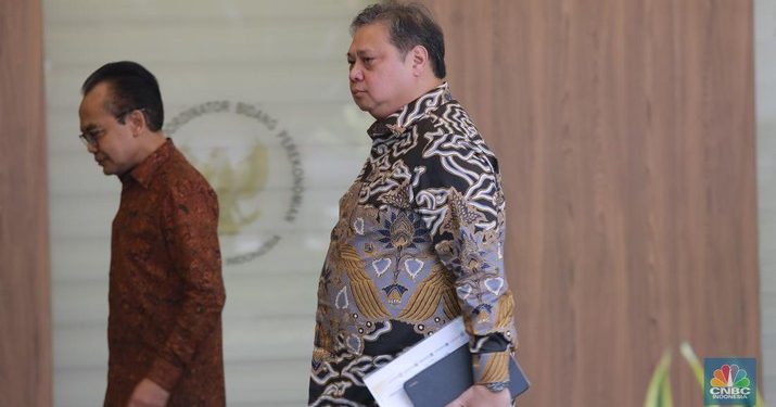 **Pertemuan Rahasia: Airlangga Bawa Berkas Penting ke Jokowi**