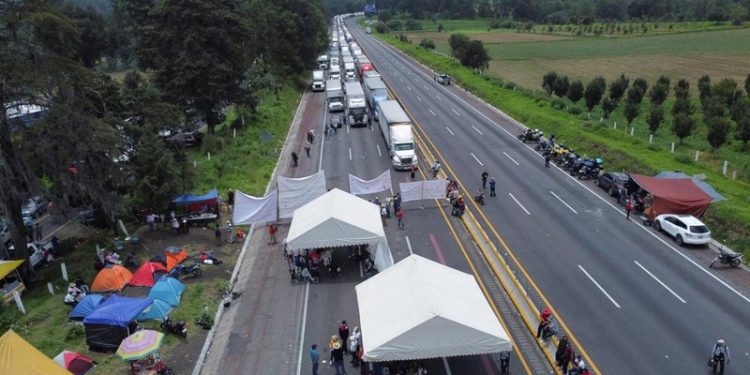 Kemacetan Mencekam 40 Jam: Jalan Tol Terhenti Akibat Aksi Massa