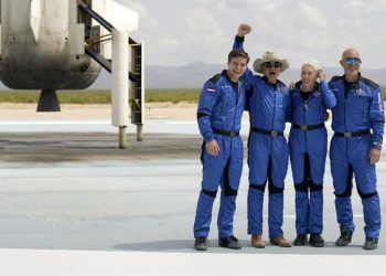 Perang Luar Angkasa: Kegagalan Bezos Berlanjut, Musk Meroket ke Masa Depan