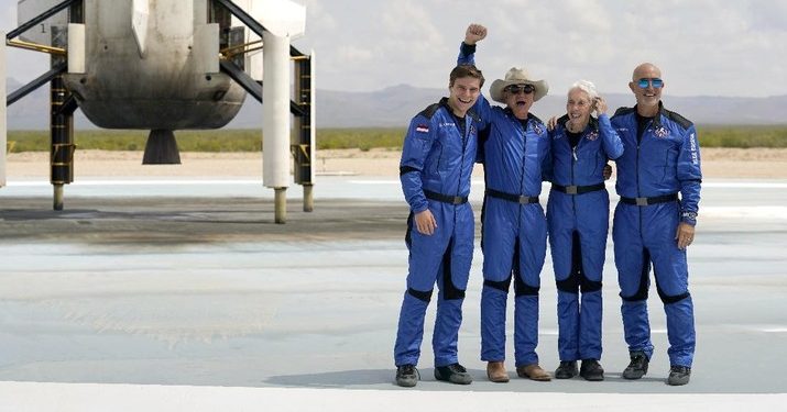 Perang Luar Angkasa: Kegagalan Bezos Berlanjut, Musk Meroket ke Masa Depan