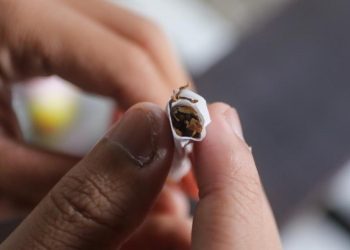 Harga Rokok Meroket, Warga Indonesia Ramai-ramai Beralih ke Rokok Murah