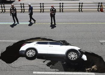 Lubang Maut: Jalan Terbelah, Mobil Terjun Ke Jurang