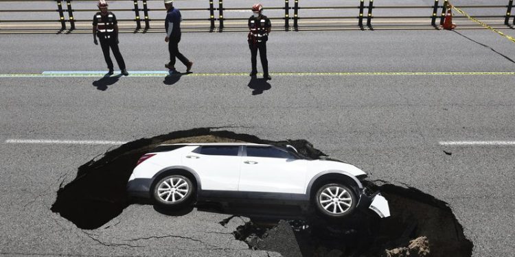 Lubang Maut: Jalan Terbelah, Mobil Terjun Ke Jurang
