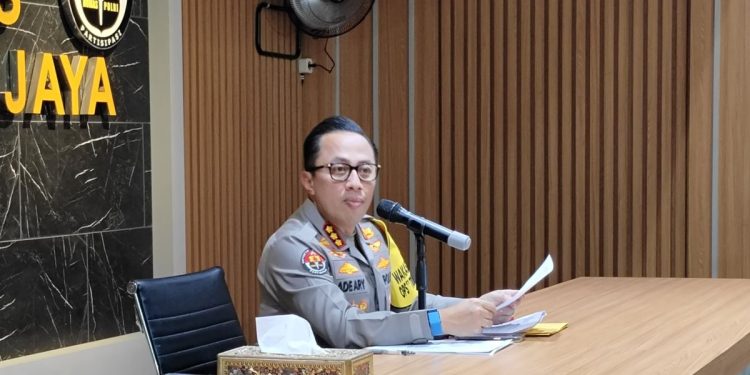 Pasukan Polisi Kawal Pemeriksaan Kesehatan Calon Gubernur DKI: Menjaga Proses yang Aman dan Lancar