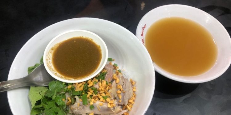 Kuliner Bihun Bebek Atak: Nikmatnya Menggiurkan, Menaklukkan Lidah