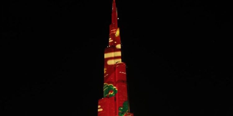 Cahaya Musim Gugur yang Mempesona Menyelimuti Burj Khalifa