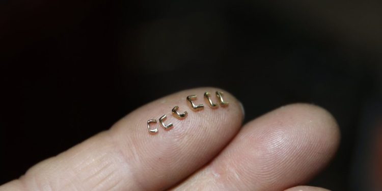 Pewaris Keterampilan Kuno: Mempertahankan Tradisi Reparasi Porselen di Shandong