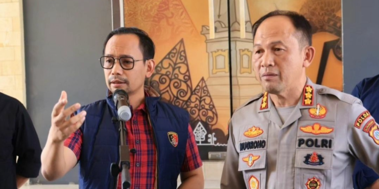 Dirreskrimum Polda DIY Kombes FX Endriadi saat memberikan keterangan kasus perampokan petugas Damkar Sleman di Mapolda DIY