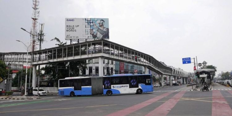 Nikmati Internet Kencang Saat Nunggu Busway di Halte Velodrome
