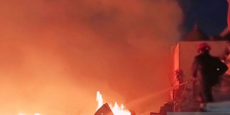 Api Melalap Gudang di Pondok Bambu, Kerugian Mencapai Miliaran