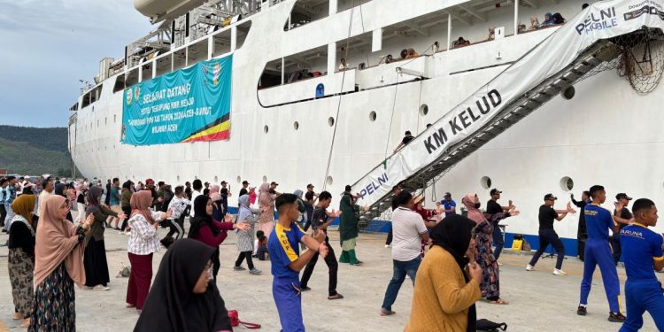 Pesona KM Kelud: Hotel Terapung yang Memikat Ribuan Pengunjung PON