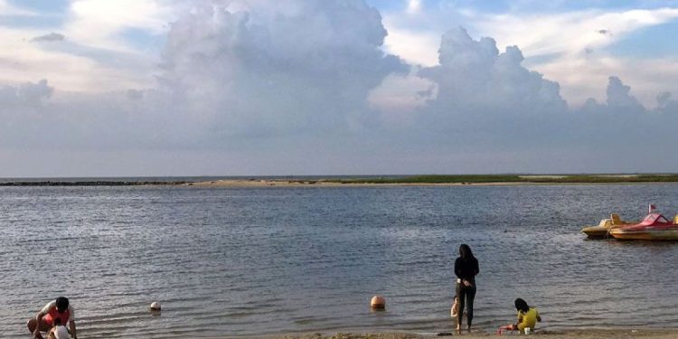 Cuaca Jakarta Berubah Drastis: Berawan Tebal Selimuti Ibu Kota Jumat Ini