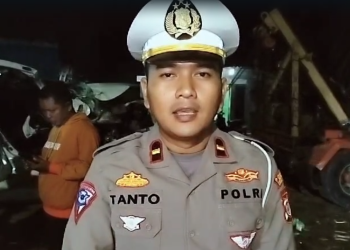 Kanit Gakum Polres Kulon Progo melakukan Evakuasi Kecelakaan Bus Vs Mobil di Temon