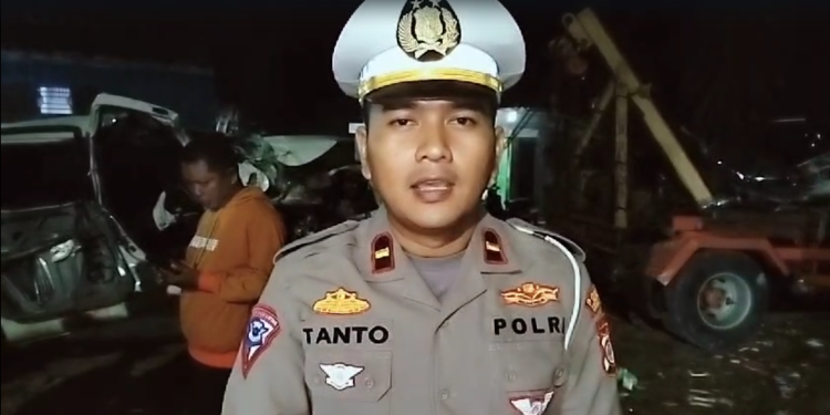 Kanit Gakum Polres Kulon Progo melakukan Evakuasi Kecelakaan Bus Vs Mobil di Temon