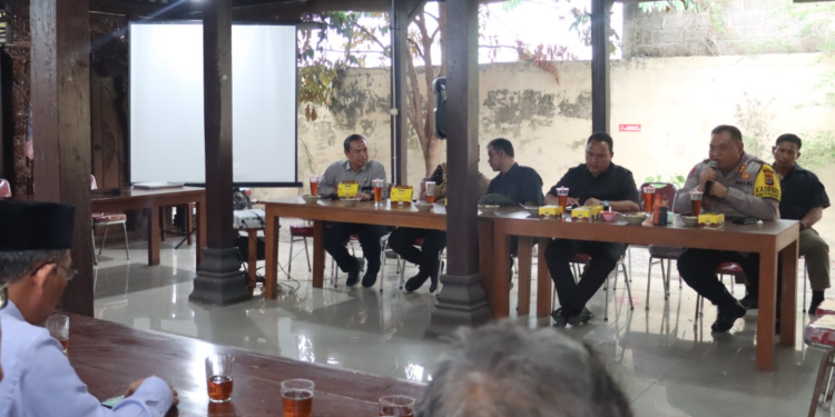 Kapolres Bantul AKBP Michael R Risakotta bersama jajaran Forkopimda Kabupaten Bantul melakukan kunjungan silaturahmi ke posko pemenangan para paslon Pilkada Kabupaten Bantul 2024