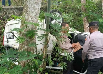 Mobil Terperosok akibat tidak kuat naik