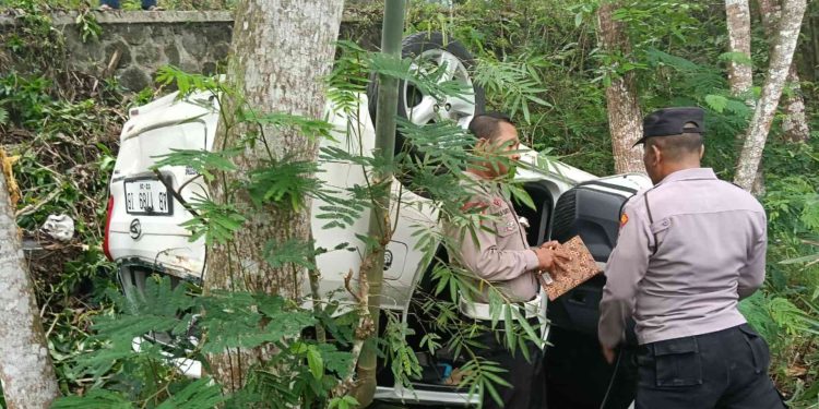 Mobil Terperosok akibat tidak kuat naik