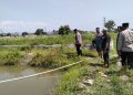 Pihak Kepolisian melihat lokasi kejadian anak 10 tahun meninggal di kolam