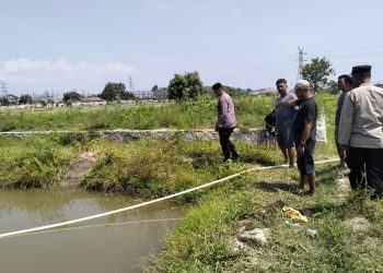 Pihak Kepolisian melihat lokasi kejadian anak 10 tahun meninggal di kolam
