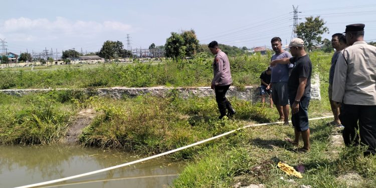 Pihak Kepolisian melihat lokasi kejadian anak 10 tahun meninggal di kolam