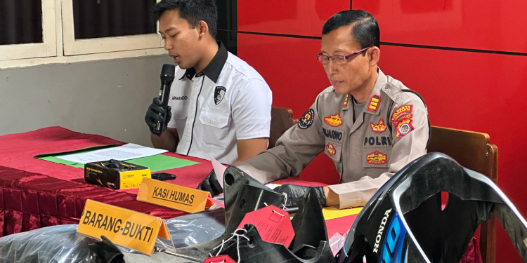 Pihak Kepolisian sedang melakukan Press Release kasus pencurian motor