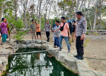 Polisi dan saksi melihat lokasi kejadian bocah tewas tengelam
