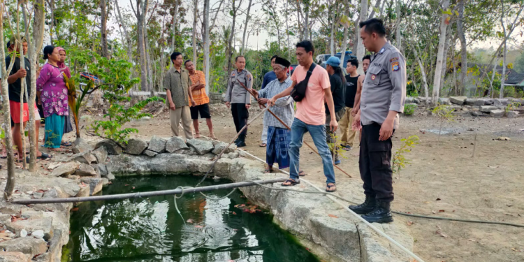 Polisi dan saksi melihat lokasi kejadian bocah tewas tengelam