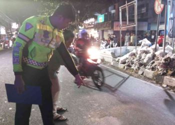 Polisi sedang berada di lokasi kejadian kecelakaan