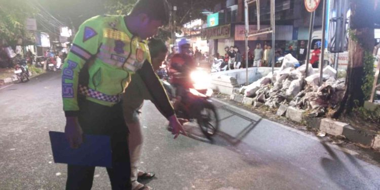 Polisi sedang berada di lokasi kejadian kecelakaan