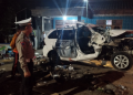 Polisi sedang melakukan evakuasi mobil paca kecelakaan di jalan wates purworejo