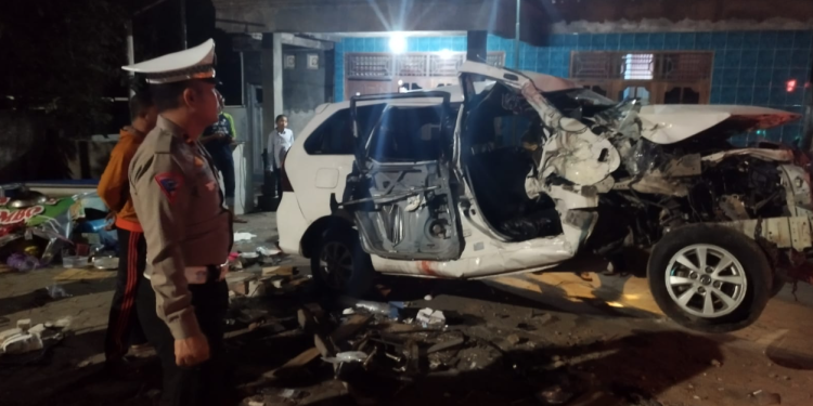 Polisi sedang melakukan evakuasi mobil paca kecelakaan di jalan wates purworejo