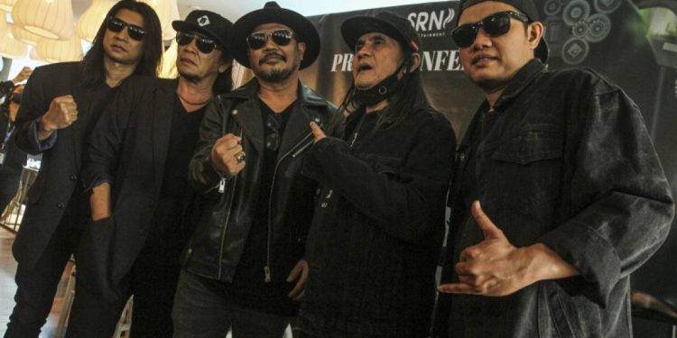 Kisah Romantis di Balik Lirik "Pelangi di Matamu", Lagu Ikonik yang Menyayat Hati