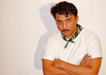 Kembalikan Makna Mendalam dalam Lirik "Gala Bunga Matahari" Sal Priadi