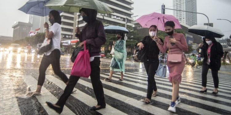 Kilat Membara Hujani Langit Jakarta