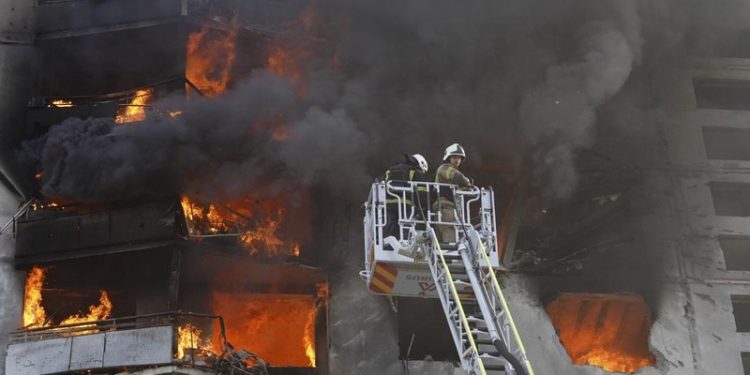 Tragedi Mengerikan: Rudal Rusia Hancurkan Apartemen Ukraina, Tewaskan Puluhan Jiwa