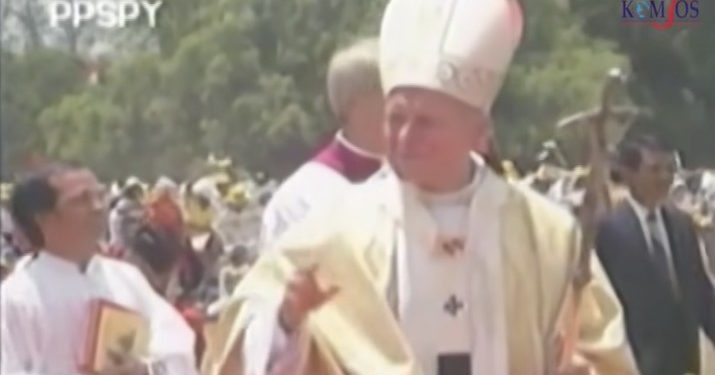 Perjalanan Paus Fransiskus ke Indonesia: Dari Tidur di Kedutaan hingga Ciuman di Bandara