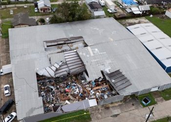 Atap Bolong Membawa Petaka: Badai Runtuhkan Pasar Loak