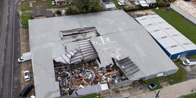 Atap Bolong Membawa Petaka: Badai Runtuhkan Pasar Loak