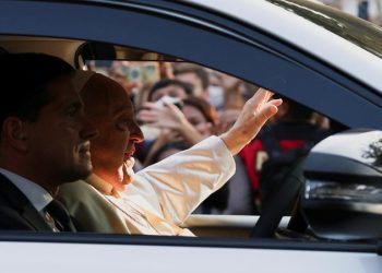 Momen Bersejarah: Paus Fransiskus Beri Berkat Langka pada Ibu Hamil