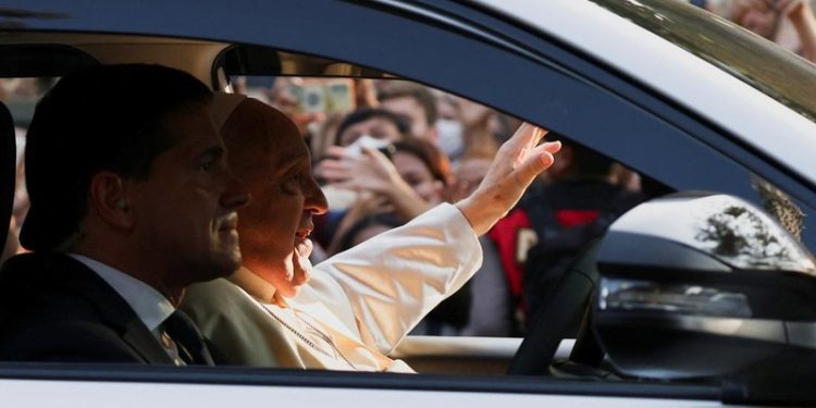 Momen Bersejarah: Paus Fransiskus Beri Berkat Langka pada Ibu Hamil