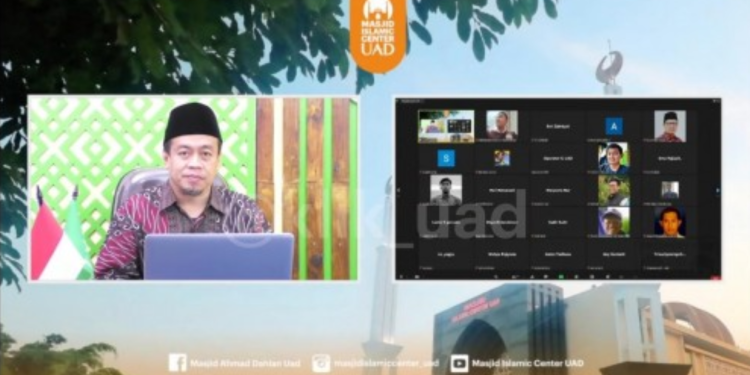 tausiah yang disampaikannya pada Kajian Rutin Ahad Pagi di Masjid Islamic Center UAD