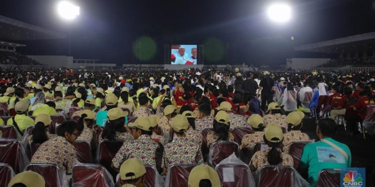 Cahaya Tuhan: Misa Akbar Paus Fransiskus yang Memukau Stadion GBK