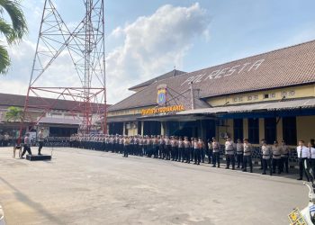 Apel Gelar Pasukan Operasi Zebra Progo 2024 di Mapolresta Yogyakarta, dihadiri oleh ratusan personel kepolisian yang siap menjalankan tugas demi menciptakan keamanan dan ketertiban lalu lintas