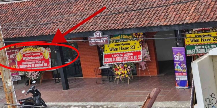 Foto Viral Salah Seorang Pejabat Utama Polda DIY memberikan Ucapan grand Opening Outlet 23