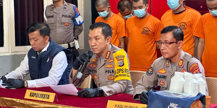 Kapolresta Yogyakarta, Kombes Pol Aditya Surya Dharma, S.I.K, M.H sedang menyampaikan keterangan kepada awak media