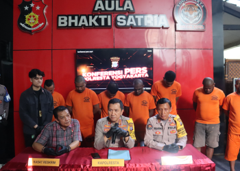 Kapolresta Yogyakarta menyampaikan rilis pengungkapan 7 Pelaku Penusukan dan Penganiayaan Santri di Prawirotaman